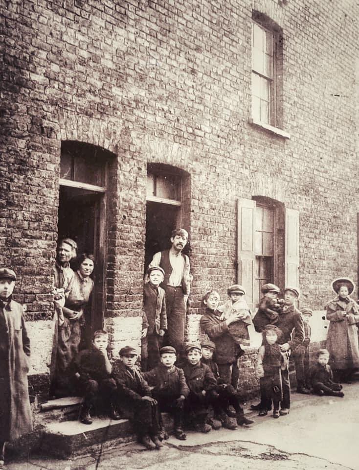 Estenders - date unknown

#CharlesDickens #VictorianLondon  #LondonSlums #VictorianLife #VictorianSlums #Victorian #19thCentury #VictorianEra