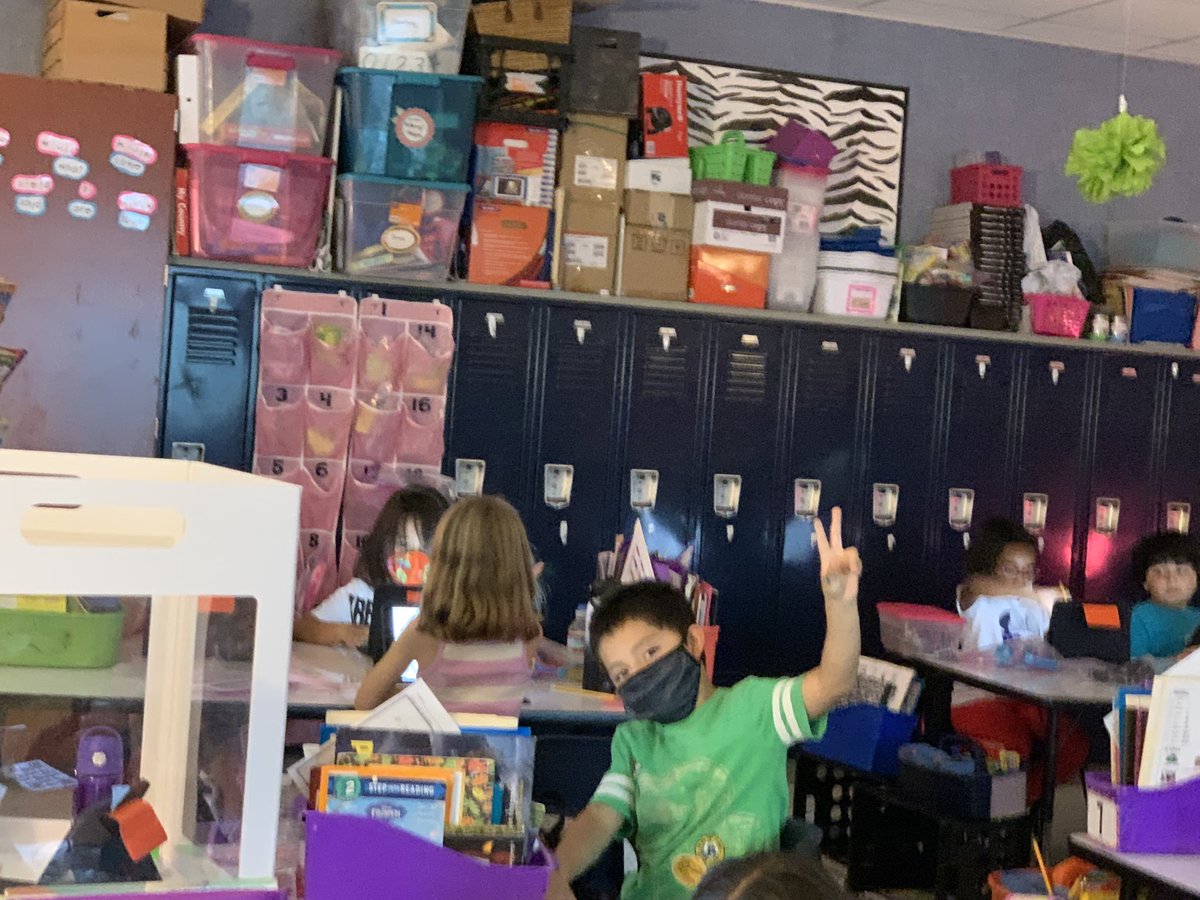 MrsMantonsClass's tweet photo. Learning about Central Idea while reading a magazine article on our iPads. We learned about Helen Keller and even got a lesson on sign language. @PetersColonyES https://t.co/qSb8zWNWcU