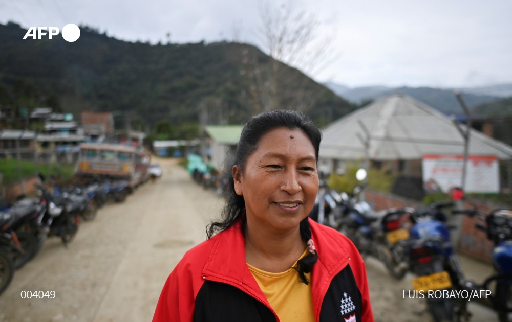 🇨🇴 [Reportage] Au bout du fil, Celia Umenza s'interrompt tout d'un coup: une détonation, des rafales d'armes automatiques résonnent dans la montagne. 

En Colombie, la mort aux trousses pour les activistes indigènes 

➡️u.afp.com/UCdX <a href="/LuisRobayo/">Luis Robayo</a> <a href="/unacuentadenada/">Sebastian Serrano</a> #AFP