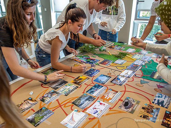 OrleansXr's tweet photo. XR Orléans sera au festival écoféministe @festecofem pour animer 2 ateliers sur le #rechauffementclimatique :
1) @FresqueDuClimat le 25/09-14h
2) Inventons nos vies bas carbone le 26/09-14h.
Les kits seront aussi en accès libre sur notre stand tout le week-end ! Rdv à @le108 ✌️ https://t.co/eZCgm02lUA