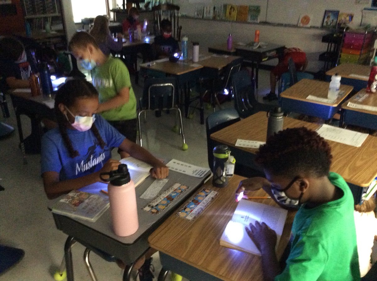kmcdonaldsclass's tweet photo. First Flashlight Friday! https://t.co/YmN8wurhbz