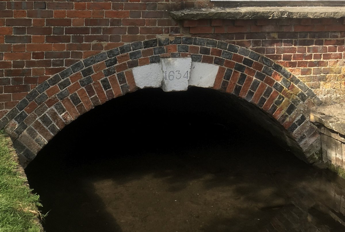 PJennings88's tweet photo. I don't often post pictures of the Misbourne but with HS2 breathing down its neck thought it might be worth capturing some images from Old Amersham. Here the town has lived in harmony with the river harnessing its power since 1634 or before. We hope these flows continue. https://t.co/ol9cgaiBeK