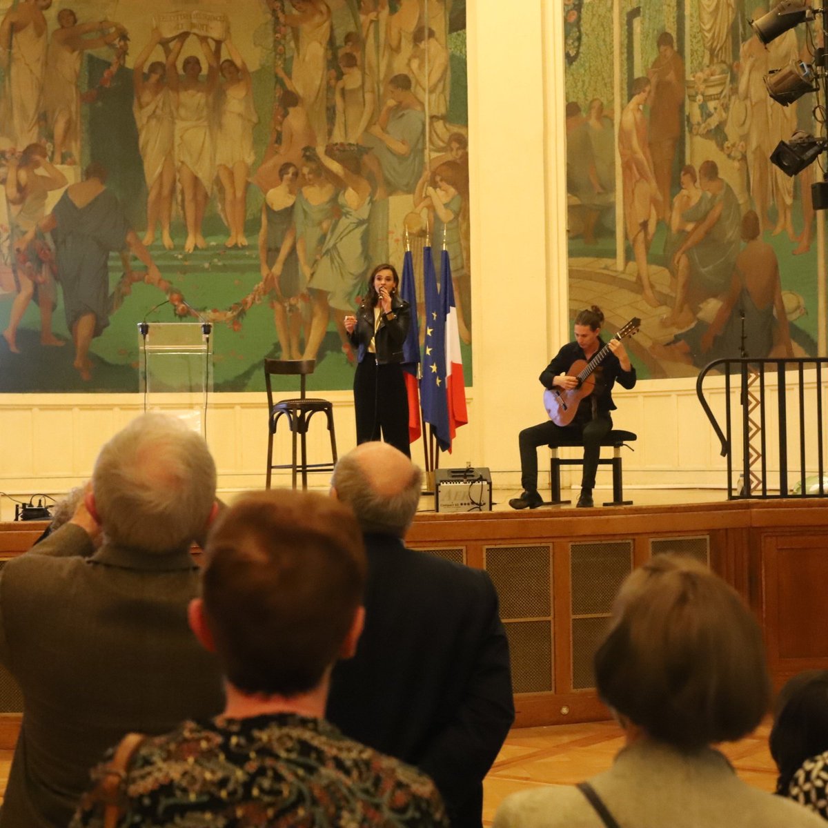 FBerthout's tweet photo. Pendant 3 soirées, le grand designer graphique Philippe #Apeloig fait parler les murs du #Panthéon en convoquant les lecteurs d’un millier de plaques commémoratives parisiennes pour faire revivre les sacrifiés et rescapés de la Deuxième Guerre mondiale. https://t.co/PSiY8vF6Cj