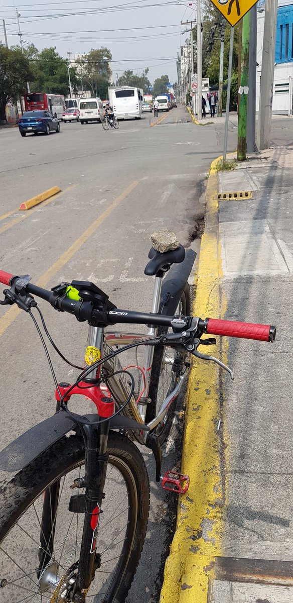 zetrocr's tweet photo. Hoy rode por la ciclovía de @GobNau y de ida encontré a una chica quitando a un cochista de la CV (obviamente me sume), de regreso un wey se le hizo fácil brincar el tráfico sobre la CV obviamente no me quité y se puso todo loco (tuve que armarme de unas piedras pa defenderme) https://t.co/tGLR1ffsFO
