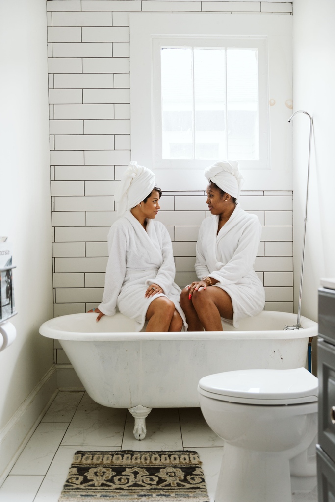 jdbathco's tweet image. Bomb AF Bath Bombs are full of good stuff made to be in the tub with you and your sensitive parts - toxic chemicals, dyes, and alcohol-based perfumes aren’t for your soaking pleasures. 🛁

jdbathco.com/collections/bo…

#yoniwellness #vaginafriendlyluxury #BombAF