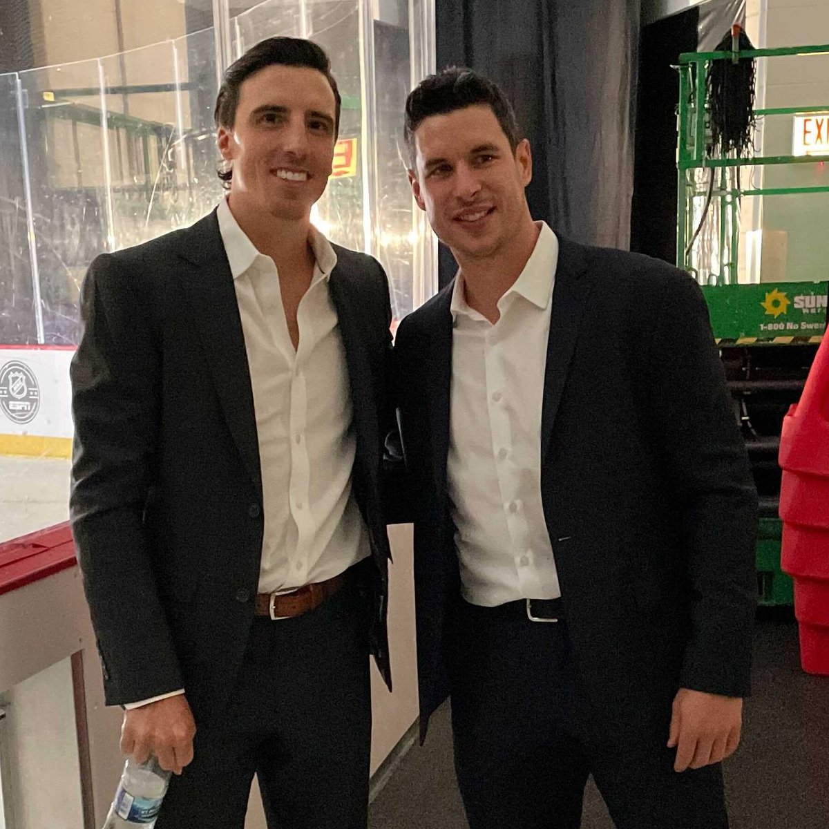 Sportsnet's tweet photo. Just a couple of legends hangin' out.🐧

📸: @NHLBlackhawks https://t.co/vO5cN1Y3ou
