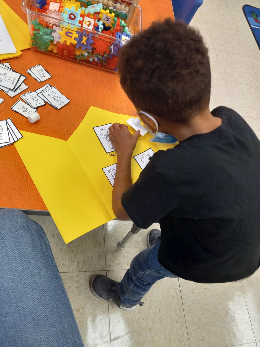 Mrs_Garofalo's tweet photo. Today students learned that although our families may look different the thing we all have in common is LOVE. 🥰 Then we made houses to show who lives in our homes with us. https://t.co/oQBCs1AFca