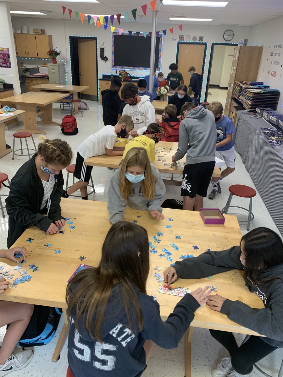 MsLoeperSLMS's tweet image. When you have to combine Advisory classes, what better way to interact with each other by doing team building  puzzles!