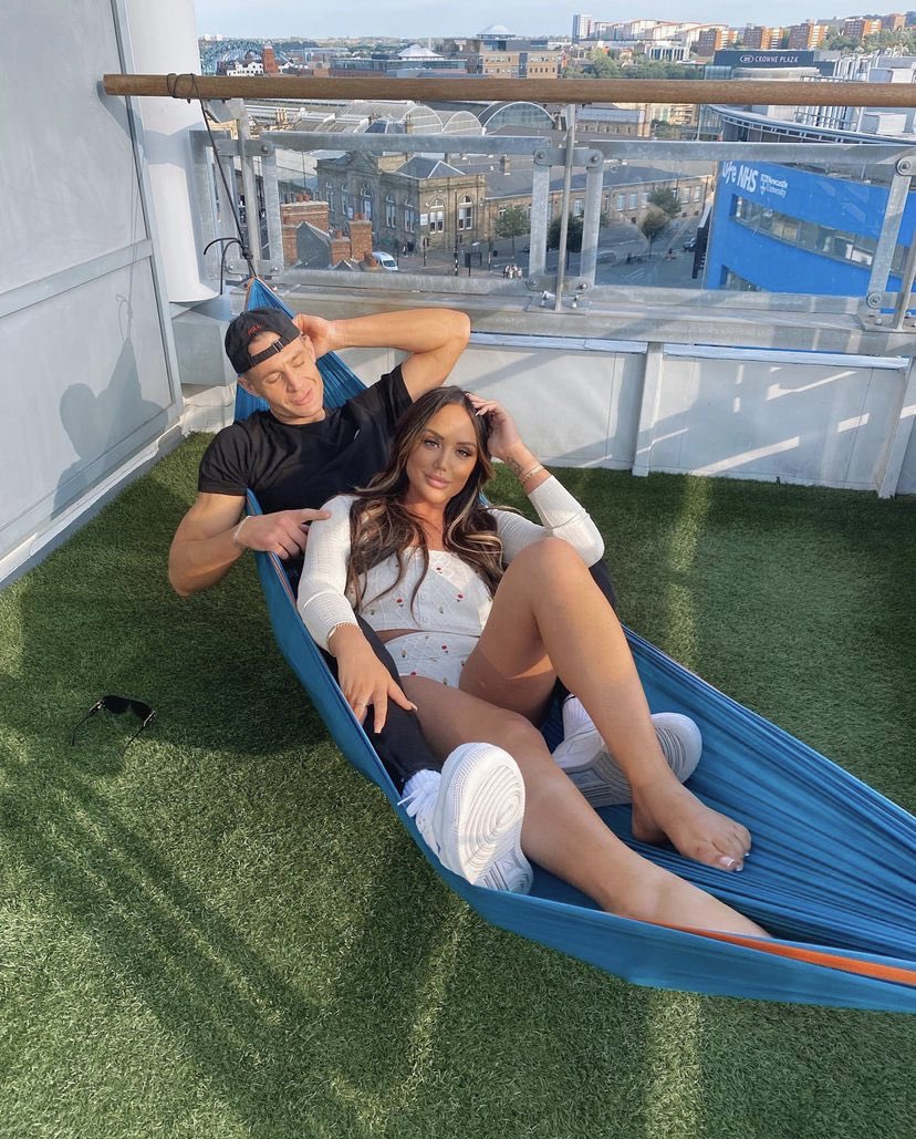 2 pic. Hammock N Chill! Coz Netflix was sooooo last year 🙃 @Charlottegshore https://t.co/3QKq2e8g6D