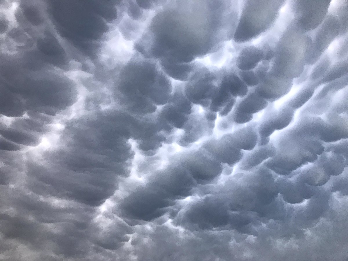 RT @mark_tarello: WOW! Mammatus clouds seen Thursday from Duluth, Minnesota. Photo courtesy of @girlskate00 #MNwx https://t.co/8WS1EMhJIt