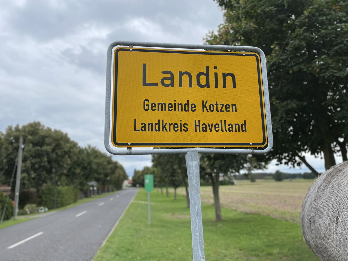 Sebastian Morgner (@smorgner7) on Twitter photo Entlang der #B188: Diesmal ging es nach #Landin im #Havelland. Nette Menschen. Interessante Geschichten. Und irgendwie mag hier jeder jeden. Wow. <a href="/CSjournalist/">Christin Schmidt</a>
#MAZ #Aktion #Havelland #lokaljournalismus #hvl Entlang der #B188: Diesmal ging es nach #Landin im #Havelland. Nette Menschen. Interessante Geschichten. Und irgendwie mag hier jeder jeden. Wow. <a href="/CSjournalist/">Christin Schmidt</a>
#MAZ #Aktion #Havelland #lokaljournalismus #hvl