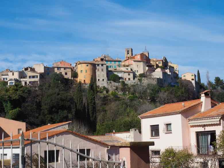 Stop in #Biot to see the unique bubble glass products—-glasses, bowls, carafes, jugs, and more. 
Then stroll through the beautiful medieval section high on a hilltop. 
It’s got lots of glass stores and restaurants.

Follow @Jansfrance ➡ buff.ly/2EMEXiS 

#CotedAzurFrance