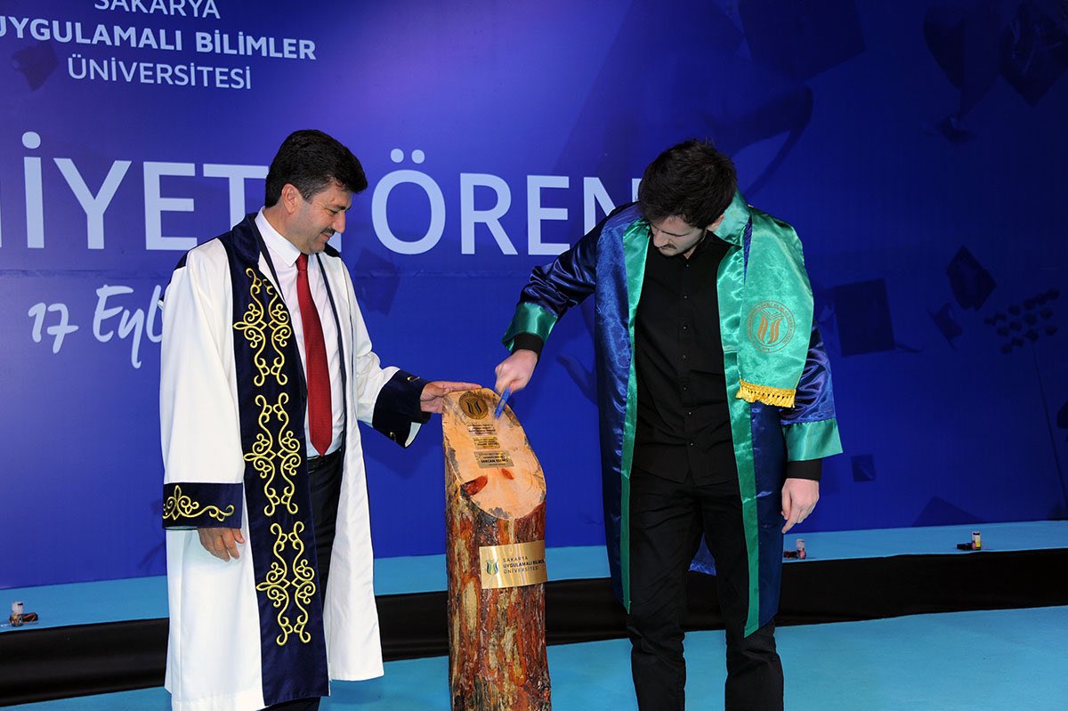 TeknolojiSubu's tweet photo. Üniversite Birincimiz 🥇

Teknoloji Fakültesi Mekatronik Mühendisliği Bölümü öğrencimiz Sercan Esenli 3.97 ortalama ile üniversite birincisi oldu. 

Öğrencimizi tebrik ediyor, hayatında başarılar diliyoruz. 👏🏻🎓🎉 https://t.co/6HYHp4rzQk