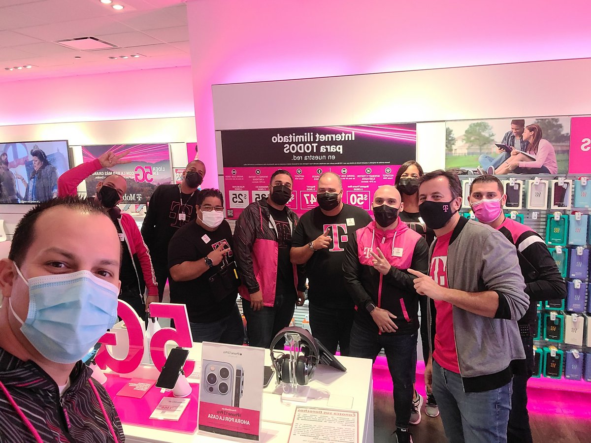 JOPR06's tweet photo. @JEMartel, un gusto siempre recibir su visita en nuestra tienda San Patricio 5611 ☝️☘☝️🇵🇷💥📱. Gracias!!! @Lilliamcuadrado
Oneteamtogether https://t.co/Njg2EOYIrR