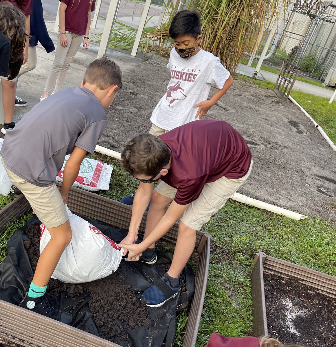 potter_252's tweet image. It’s a happy FriYAY at @IvyHawnSuhr when we get to plant in the garden!  Thankful for my amazing 4th &amp;amp; 5th graders who are willing to get their hands dirty getting our Fall garden ready.  #plantingseedsofknowledge #ivyhawnstrong