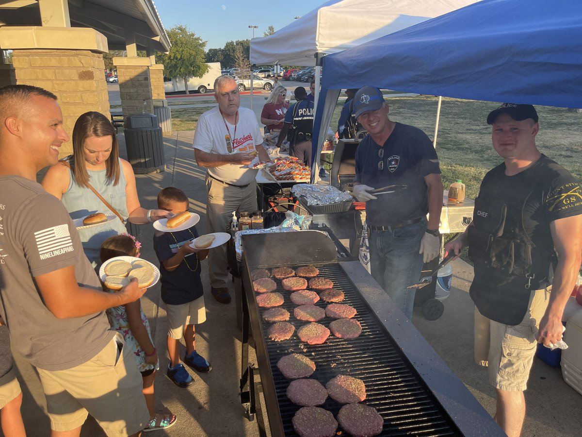 Great evening with yet another edition of Cooking with Cops at Vandergriff Park. Building positive relationships #PathForward <a href="/TheIACP/">The IACP</a>