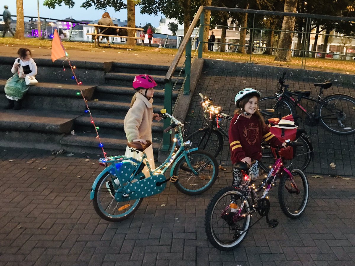 These 2 had a ball at the @CyclingBusLmk cycle disco on #CultureNight2021