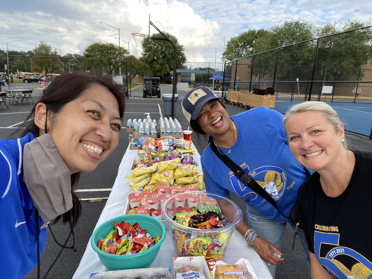 RobinsonSSNews's tweet photo. So happy to bring back our Staffulty tailgate! They have been working so hard for weeks. We ❤️ our staff! #rampride #robostaff #robofamily @Region4FCPS https://t.co/1N52o9UFYX