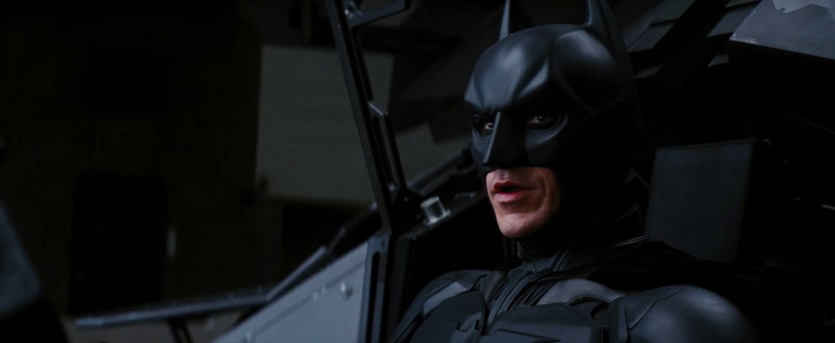 Cualquiera puede ser un héroe. Incluso un hombre que hace algo tan sencillo y reconfortante como echarle un abrigo por los hombros a un niño para hacerle saber que la vida sigue. #BatmanDay