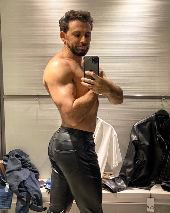 Leather pant? Yes or no? https://t.co/tpslvjfNb9