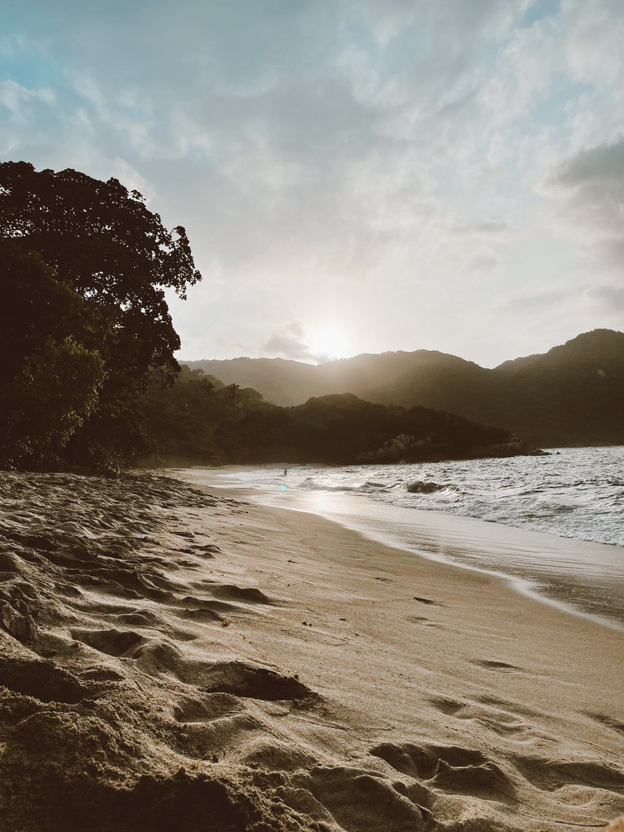 galindo_cami's tweet photo. Que tu viernes sea tan increíble como este atardecer en el tayrona https://t.co/i1X9SNkt34