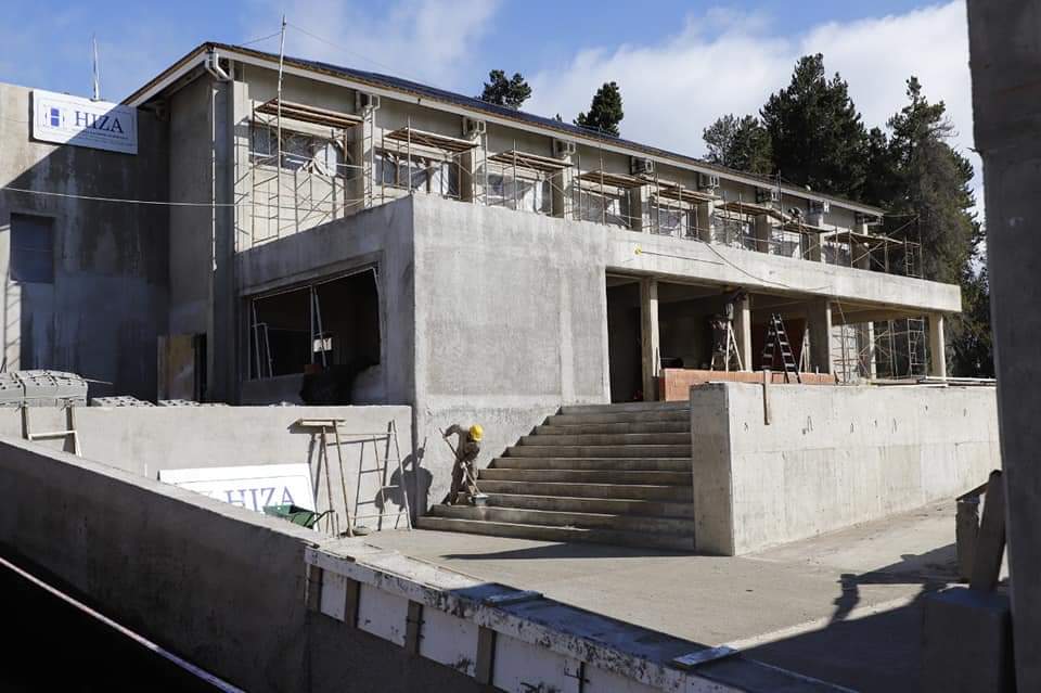 rionegrogob's tweet photo. #ObrasRN| La gobernadora, @ArabelaCarreras, recorrió la obra del gimnasio polideportivo del Centro Regional Universitario #Bariloche (CRUB) de la #UNCo. La nueva estructura, que será usada por jóvenes de la carrera de Educación Física y Montaña, presenta un 70% de avance. https://t.co/7Czga21PTB