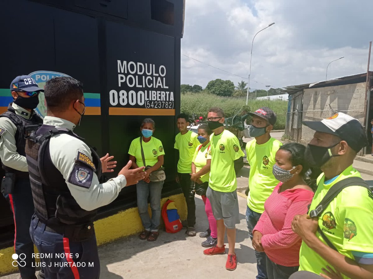 IAPML_Carabobo's tweet photo. Funcionarios adscritos al IAPML (Puesto de Atención al Ciudadano Mayorista) en el sector Av Principal Nueva Valencia Cuadrante de Paz-15 (CPEC) Se realizó la organización de uniformidad de los vendedores de las áreas externas del mercado mayorista https://t.co/9qWyYwqXjW