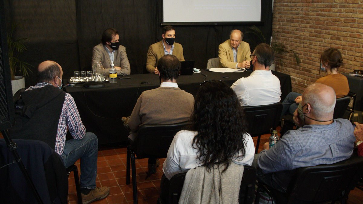 nchiesa's tweet photo. Junto al Director DGSA @OliveraAgrLeo, del @MGAPUruguay    nos reunimos con la Cámara Comercio de Productos Agroquímicos #CAMAGRO. Trabajando en conjunto para mejorar el registro de agroquímicos para el uso de nuestra granja. #Digegra #ExpoPrado2021 @camagro_oficial https://t.co/UfvpiX2QbV