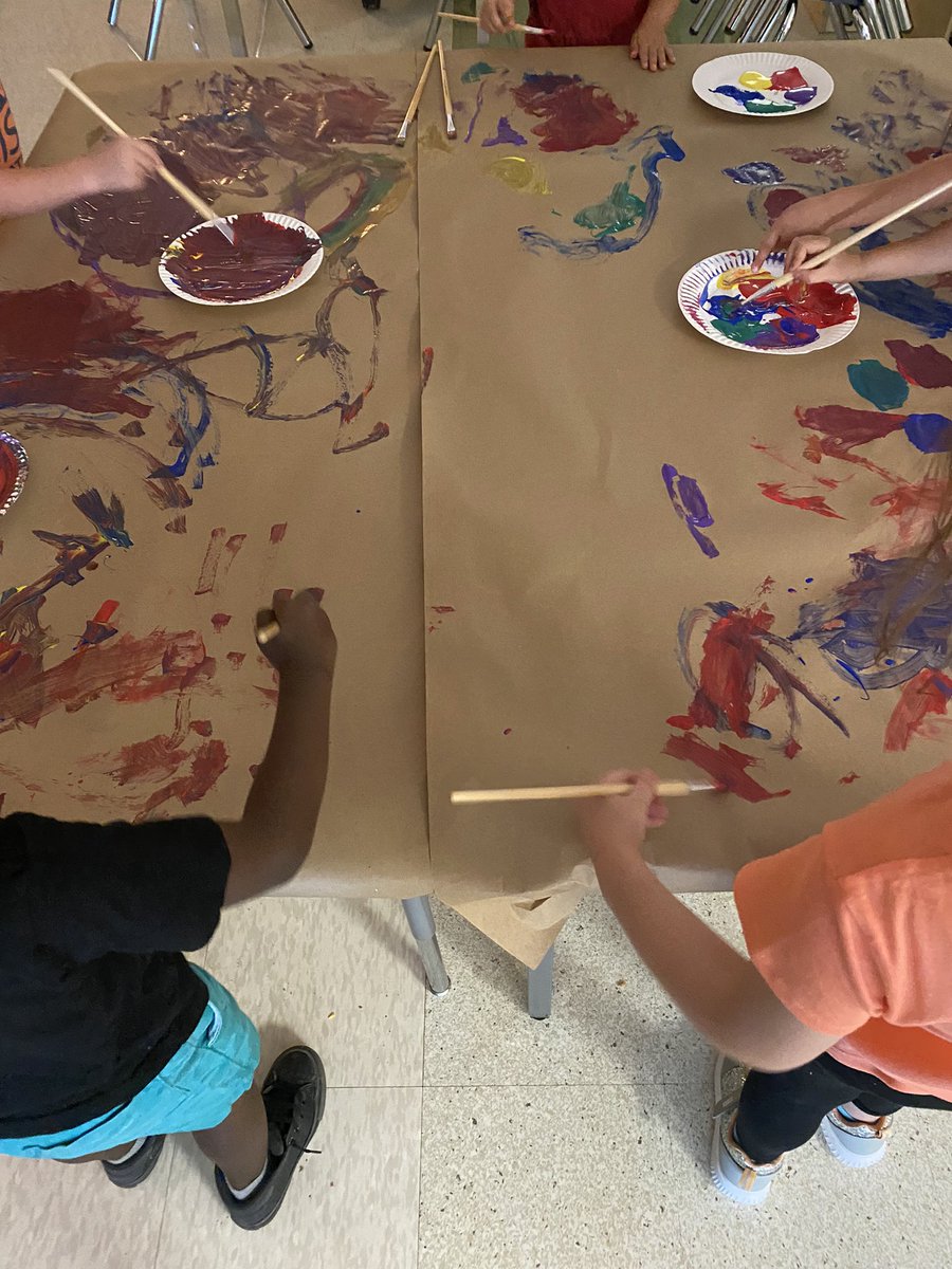 dtrkinder2's tweet photo. Collaboration in K2! Making beautiful art together. #messyisfun #weareartists @DiamondTrailPS https://t.co/ywjGTaqr4V