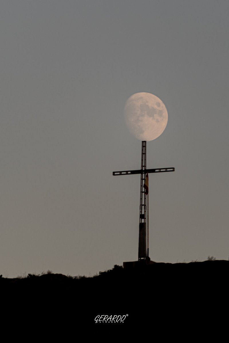 ¡Qué bonita perspectiva! Esta tarde (17/09/2021), #Luna creciente (82% iluminación) y la #CruzDePalo del Cabezo de las Espeñetas de #Orihuela (#Alicante). Imágenes: <a href="/Gerardocayuelas/">Gerardo</a>.