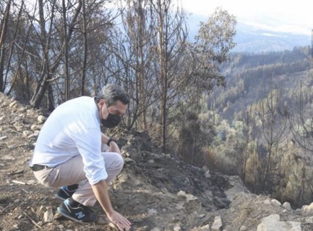 Juanma Moreno se va al incendio de Sierra Bermeja a hacerse una foto después de dejar sin asignar 57 millones en la prevención y la lucha contra los incendios en Andalucia