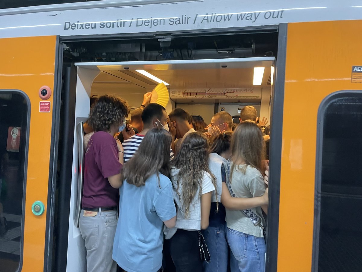 Hola <a href="/FGC/">FGC</a> ens podeu explicar això? El tren de les 00.00 desde Plaça Catalunya A REBENTAR.. entrant més gent que no hi cap a Provença, Gracia.. ningú de seguretat.. la conductora fent com si res.. 👏🏻👏🏻👏🏻 Molta mesura <a href="/govern/">Govern de Catalunya</a> però gestió PESIMA