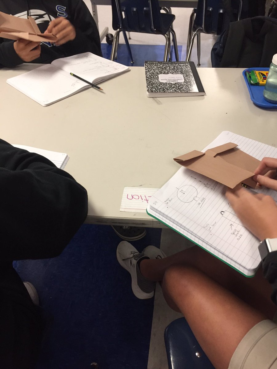 hollyastuart's tweet image. Fun Friday: Today Ss learned about Newton’s 3rd Law with paper airplanes! This was a happy end to the week. 💚💚

#stuartscience #teachbetter #sciencebetter #tlap #expeditionscience