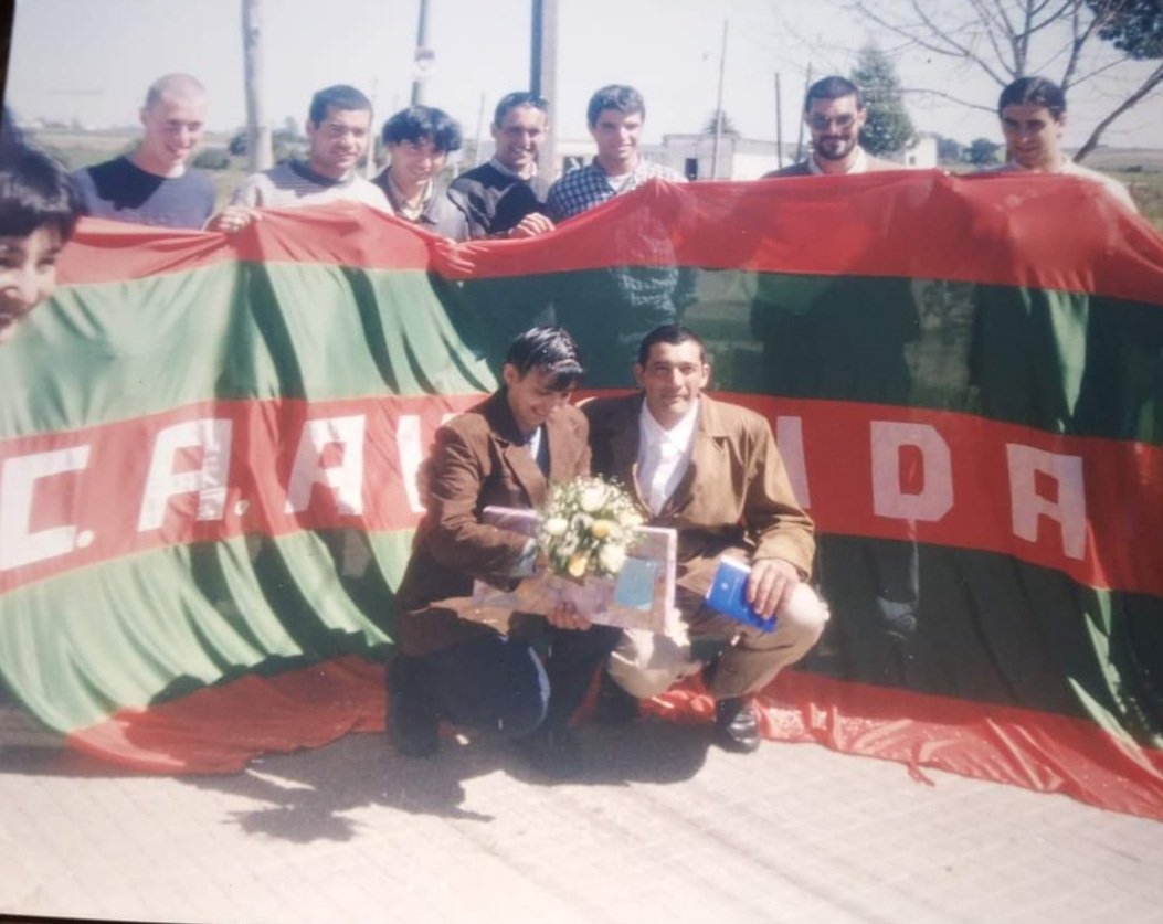 Era DT de Avenida y se nos casaba el capitán del equipo Cristóbal Santarcieri con Asucena Alsina.
Lo celebrábamos juntos hace ya 22 años.
Tiempos bellos de gente inolvidable.