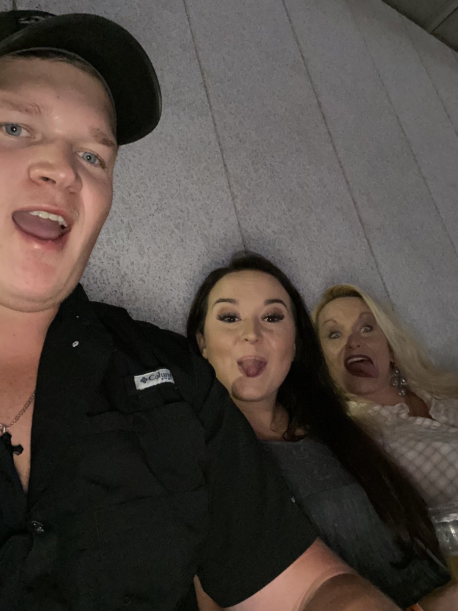 slade2396's tweet photo. #bsgreenville #BlakeShelton https://t.co/YteoMceoUl