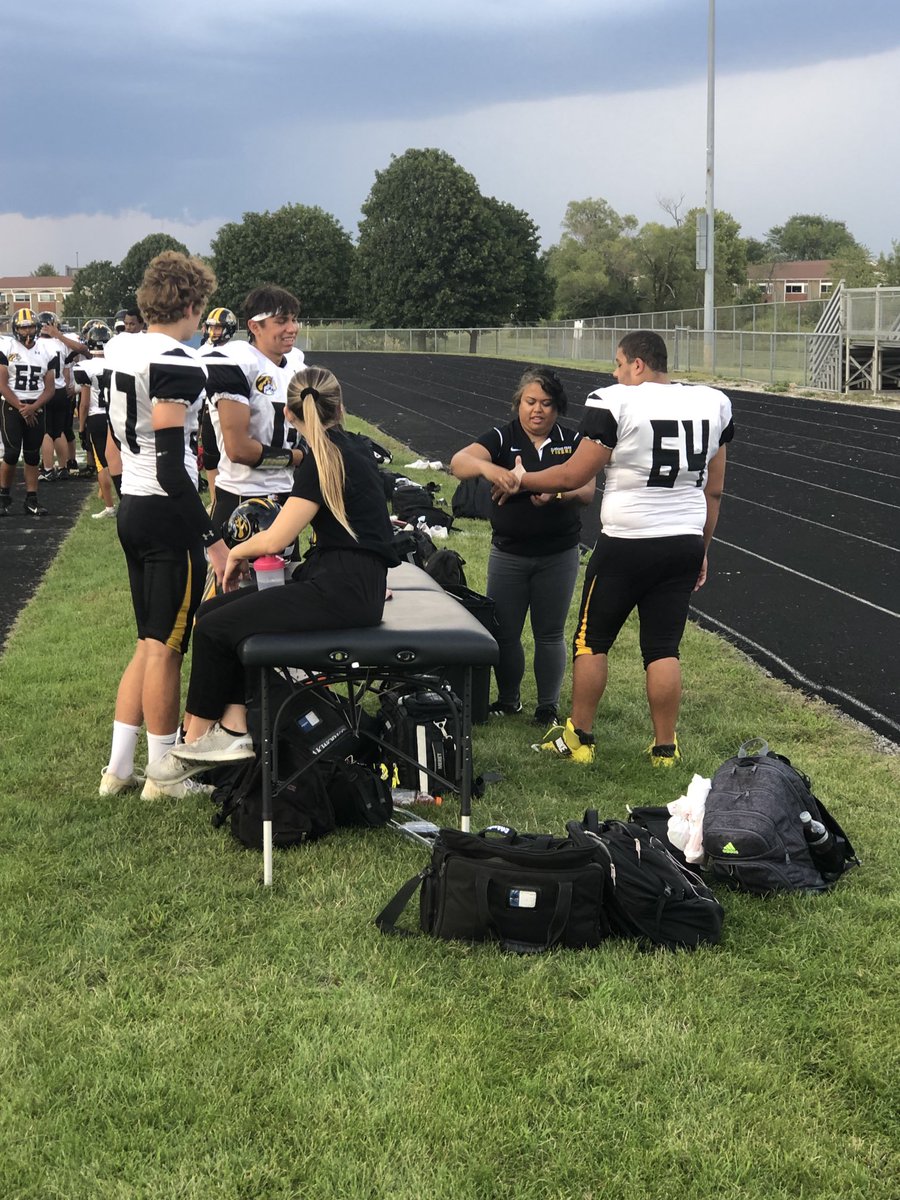 EPHSathletics's tweet photo. EP has great athletic trainers! Big shoutout to Chloe Steffens &amp; Kayla Johnson for working to keep the Tigers healthy! 🩺⛑🐯 https://t.co/5MXp2o3Oy4