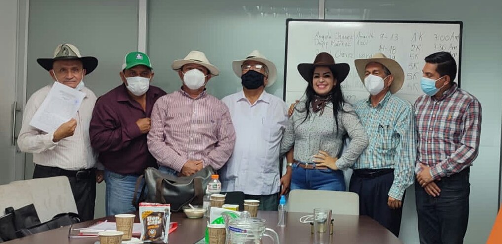 Hoy con mi compañero Willman Cárdenas Presidente del #PuebloMontubioElOro,
mantuvimos importante reunión con Directores del #PuebloMontubioManabí 
Tenemos grandes noticias para nuertras organizaciones de base y para el futuro de nuestra Institución.