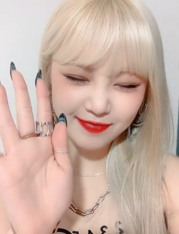 Naghiniii's tweet photo. SOOJIN SHOWED US ALL THE STARS 

#SoojinOurRainbow
#WeWant6idlePhotos
#CubeTakeCareOfSoojin 
‌@cubeunited 
‌@CUBEENTGLOBAL 
‌@G_I_DLE https://t.co/tAp0ubwoeG