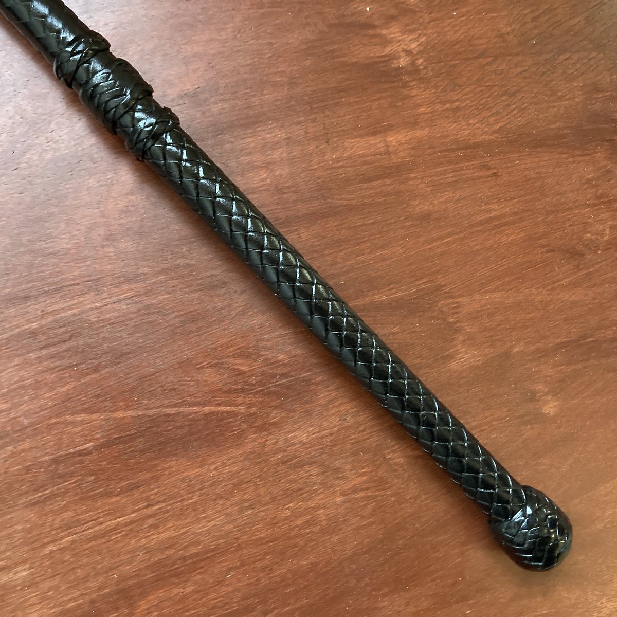 swordguybuilds's tweet photo. This 5 foot Tachi is currently up on the In-Stock page at https://t.co/pocLJ07J3T
.
.
#whip #whips #leatherwhip #tachibullwhip #torrancefisher #swordguybuilds #sgb #leatherwork #whipmaking https://t.co/3hSJW3zFsc
