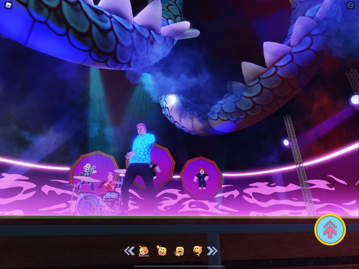ItzEllaAnna's tweet image. Some highlights of the 21 pilots concert that just happened &lt;3 (more in thread) #roblox #RobloxDevs #robloxconcert #21pilots