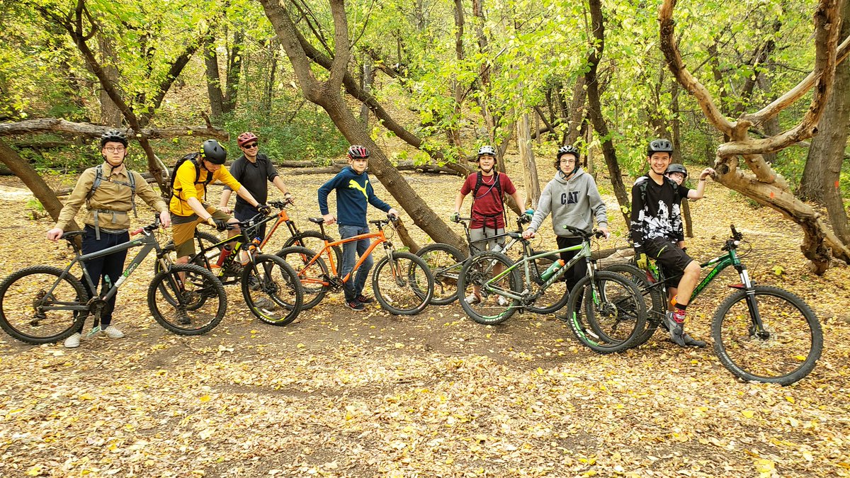 Le club de vélo EML a repris du service.
Belle sortie, cette après-midi, avec le beau temps et les belles couleurs de l'automne.