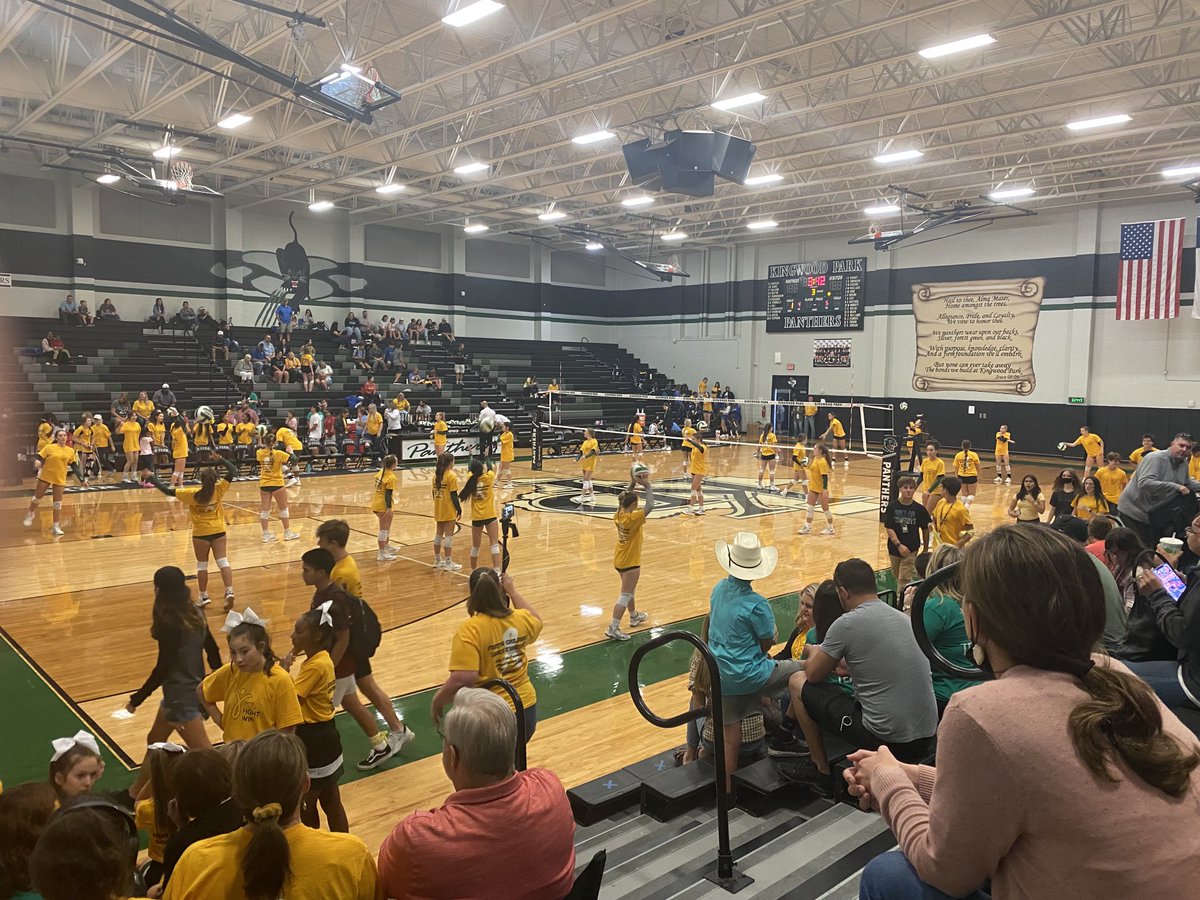 Both teams warming up in gold!
⁦<a href="/GOLDFIGHTWIN1/">GOLD FIGHT WIN</a>⁩  ⁦<a href="/KPVolleyball1/">KPark Volleyball</a>⁩