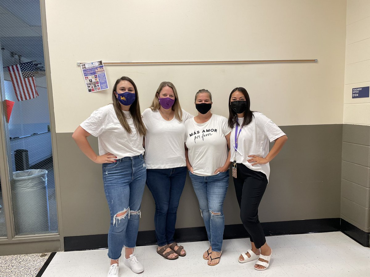 srta_arend's tweet photo. Español 2 y 3 y unas profesoras #NationalSchoolSpiritDay #WhiteOut @BulldogLife_WHS https://t.co/dN5JNs5WaB