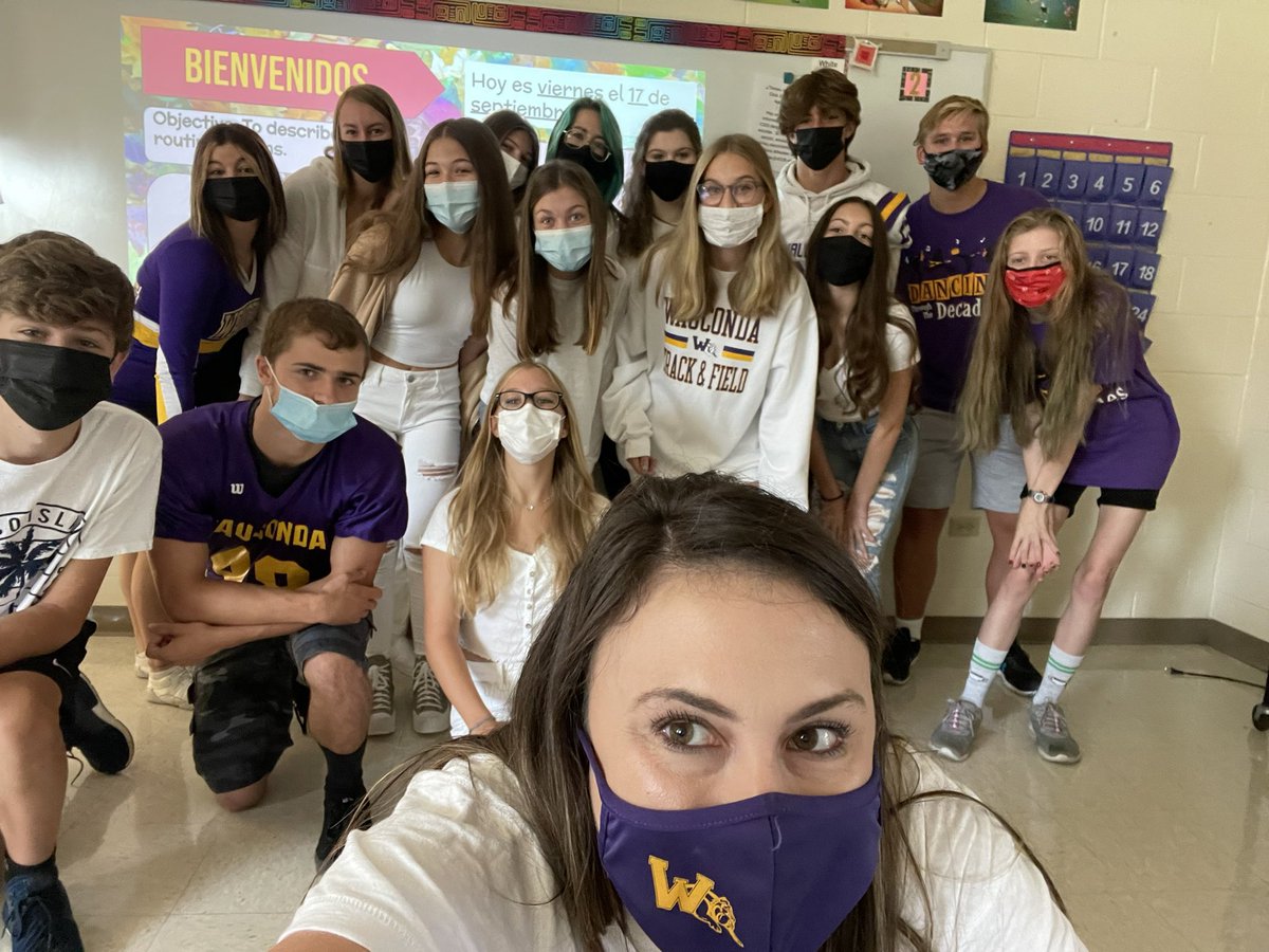 srta_arend's tweet photo. Español 2 y 3 y unas profesoras #NationalSchoolSpiritDay #WhiteOut @BulldogLife_WHS https://t.co/dN5JNs5WaB
