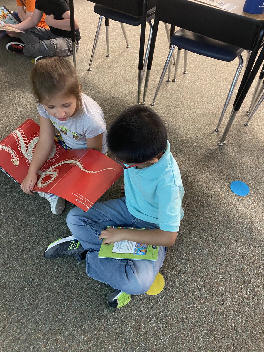 KShively02's tweet photo. Nothing like sharing a good book with your reading partner. Today we were working on scooping up our words! #kellerliteracy #proud2bfses #tcrwp https://t.co/ruyLgwigVU