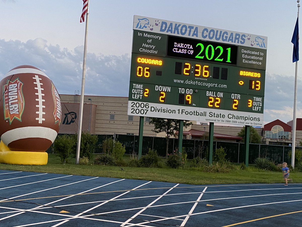 ed_elem's tweet photo. It’s  tight contest during Rivalry Night between the Big Reds &amp; Cougars. https://t.co/cqrp5fzP7z