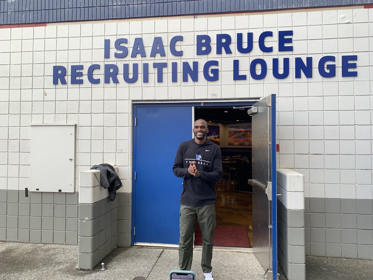IsaacBruce80's tweet photo. Special night at @uofmemphis. Thank you @TigersAthletics! #GoTigersGo https://t.co/cmrEtzx2rH
