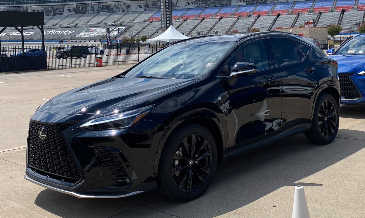 Uzivatel 不健全な田村 Nx350hl納車待ち Na Twitteru レクサスnxのfスポーツの黒はグリルもホイールもルーフレールもウインドウモールも黒だから黒好きにはたまらんだろうなぁ
