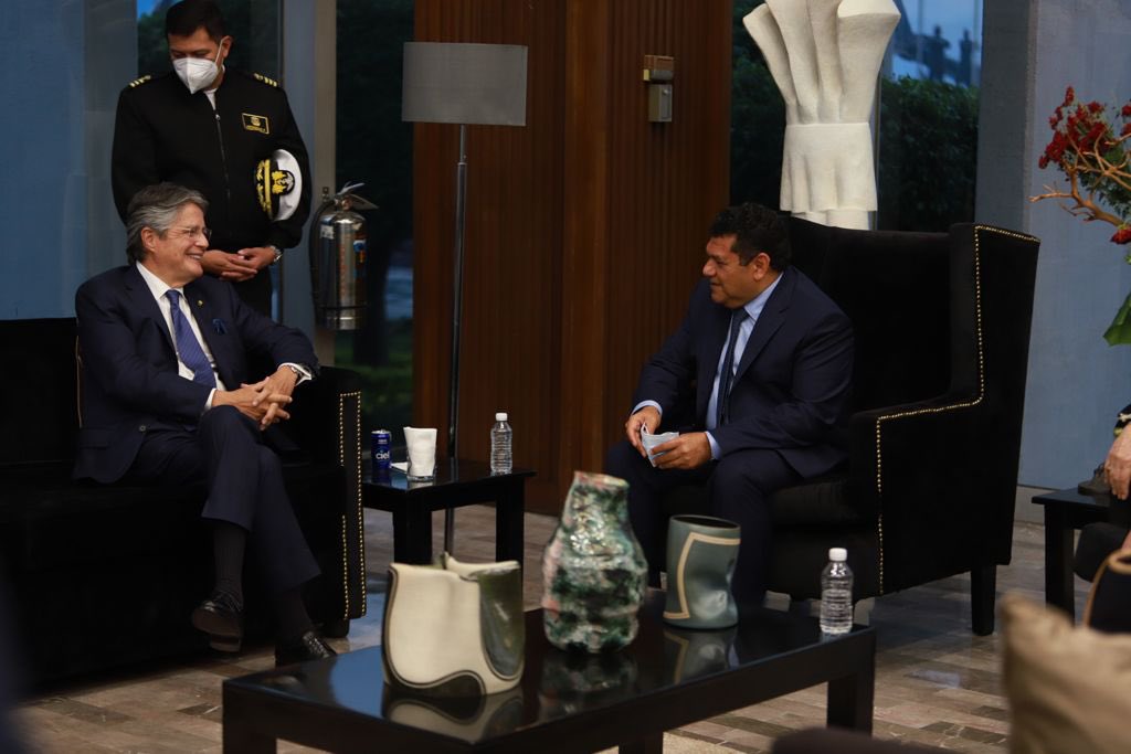 SRE_mx's tweet photo. 📸Damos la bienvenida al presidente de 🇪🇨, @LassoGuillermo, quien visita nuestro país para asistir a la VI Cumbre de Jefas y Jefes de Estado y de Gobierno de la @PPT_CELAC. 

Fue recibido por el secretario de @bienestarmx, @TabascoJavier.

¡🇲🇽 le da la bienvenida! https://t.co/tWcLMLDrUS