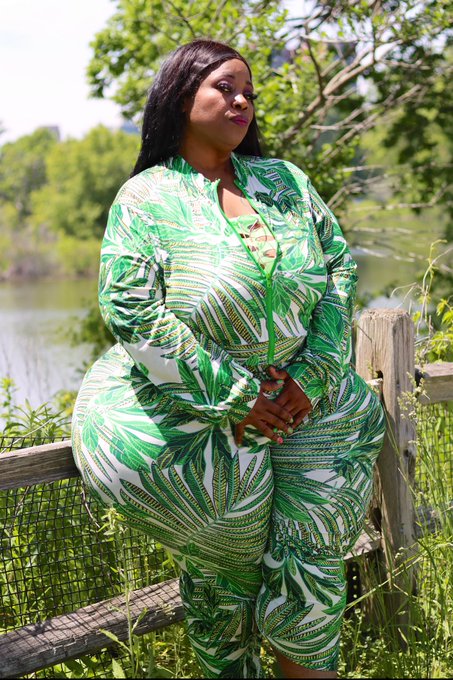 Was feeling sexy in my city, this green got me feeling all natural and like a savage.. #Chicago #Illinois<a href="/tag/chicago"class="tags"><span>#chicago</span></a><a href="/tag/naturalbeauty"class="tags"><span>#naturalbeauty</span></a><a href="/tag/queen"class="tags"><span>#queen</span></a><a href="/tag/outdoors"class="tags"><span>#outdoors</span></a><a href="/tag/poisonivy"class="tags"><span>#poisonivy</span></a>